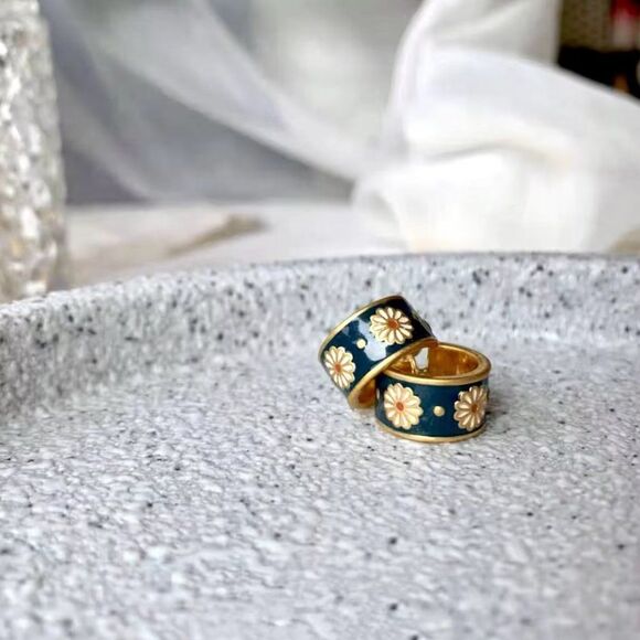 Daisy Delight Enamel Small Hoop Earrings - Picture 5 of 11